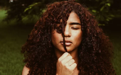 Quelles brosses utiliser pour les cheveux frisés ?